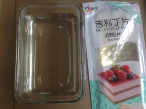 准备一盒冰水，将吉利丁片放入，完全浸泡在冰水里10分钟，一定要用冰水，切记！