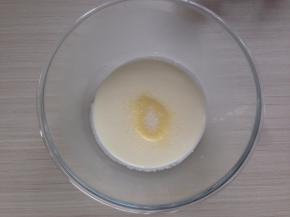 淡奶油倒入搅拌盆里，加糖