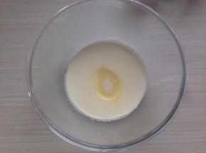 淡奶油倒入搅拌盆里，加糖