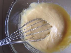 用刮刀或者手动打蛋器拌均匀，成有流动性的芒果慕斯糊