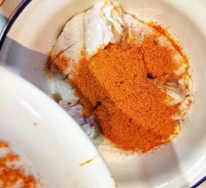 将称取好的奥尔良粉倒入鸡翅中碗里，边倒水边搅匀。冷藏腌制三四小时。