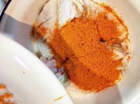 将称取好的奥尔良粉倒入鸡翅中碗里，边倒水边搅匀。冷藏腌制三四小时。