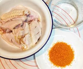 鸡翅中500克，酷克壹佰奥尔良粉35克，冷水35克。