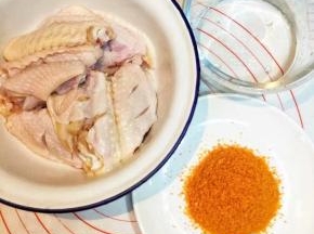 鸡翅中500克，酷克壹佰奥尔良粉35克，冷水35克。