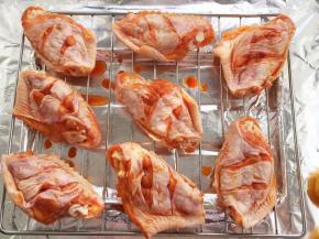 冷藏后取出，锡纸铺好，均匀放到烤架上。