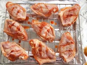 冷藏后取出，锡纸铺好，均匀放到烤架上。