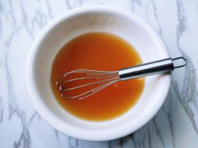 再次用手动打蛋器打至均匀，转化糖浆，枧水，玉米油完全融合！