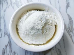 面粉过细筛。(不可省略)