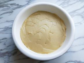 用硅胶铲翻拌均匀，无干粉。