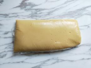 揉成团，包上保鲜膜或者食品袋，冰箱冷藏一小时。