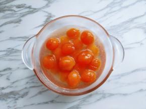 咸蛋黄，放入玉米油中浸泡1夜！