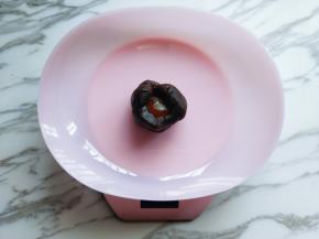 将豆沙馅称重，咸蛋黄1颗，最佳的比例:3:7或者2:8，我做了9个100克模具的，15个50克的！