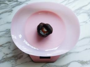 将豆沙馅称重，咸蛋黄1颗，最佳的比例:3:7或者2:8，我做了9个100克模具的，15个50克的！