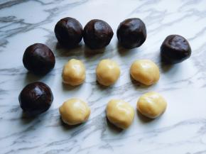 50g模具的比例是:馅料总重35g，皮15g。
100g模具的比例:馅料总重75g，皮25g。
豆沙馅用手捏成圆形，将咸蛋黄放上去，包起来！