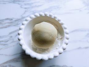 包好的圆形放入面粉中，沾满面粉！