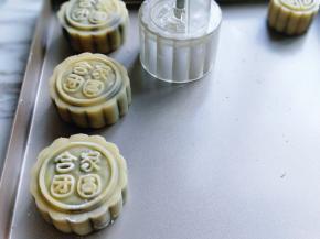 再将模具直上直下的压下去，再把模具取下来。