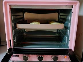 烤箱200度预热5分钟: 烤盘入中层，200度上下火烤8分钟。