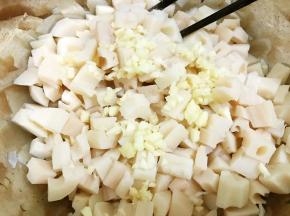 盆里加入莲藕丁和蒜末