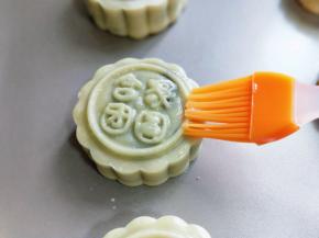 8分钟花纹已定型，将烤盘取出，轻轻的刷上蛋液，