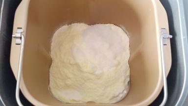 主料除（黄油）以外的其它材料。放入东菱DL-T09G面包机里。