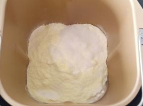 主料除（黄油）以外的其它材料。放入东菱DL-T09G面包机里。