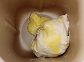 揉完一个和面程序(7分钟)放入黄油。再调到和面程序继续揉。