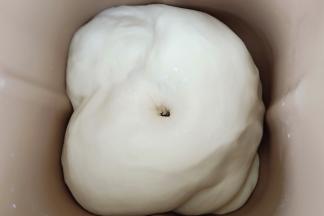 30-40分钟左右，用手指粘面粉在面团中间戳个洞，不回缩不塌陷就可以了。