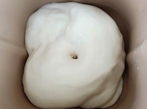 30-40分钟左右，用手指粘面粉在面团中间戳个洞，不回缩不塌陷就可以了。