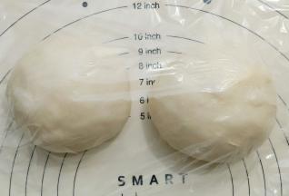 取出面团平均分成2份，盖保鲜膜松弛15分钟。