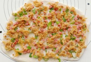 先抹一层沙拉酱，然后撒上葱花，香肠碎，肉松。