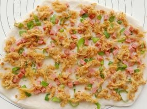 先抹一层沙拉酱，然后撒上葱花，香肠碎，肉松。