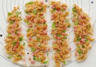 如图用刮板切成四条。