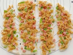 如图用刮板切成四条。