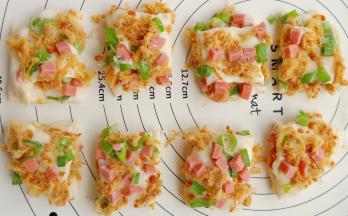 再把它切成小块。(另一个面团也是同样的操作)