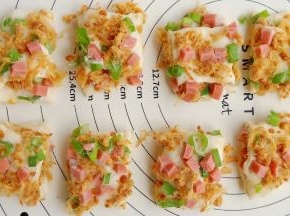 再把它切成小块。(另一个面团也是同样的操作)