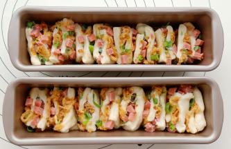 把切好的小块立着放入阳晨26CM磅蛋糕模具，盖保鲜膜进行二发，二发温度不要超过38度。