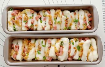 50分钟左右，手指粘面粉在面团上轻轻按下，慢慢回弹，就是发好了。烤箱180度预热好之后，放入中下层烤20分钟。(根据上色情况，中途可加盖锡纸)。