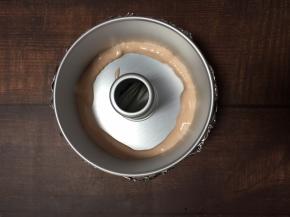 两种面糊分别装入裱花袋中，将粉色面糊围着模具挤上一圈（模具提前用锡纸围上两圈，能使烘焙好的戚风蛋糕上色较轻，更好看）
