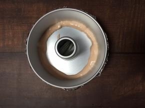 两种面糊分别装入裱花袋中，将粉色面糊围着模具挤上一圈（模具提前用锡纸围上两圈，能使烘焙好的戚风蛋糕上色较轻，更好看）
