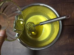 加入24g纯牛奶和24g玉米油搅拌均匀至无油点
