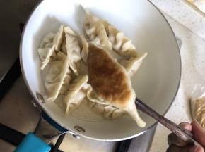 中小火煎制底部金黄