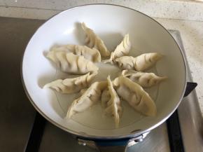 锅中热油，摆入饺子