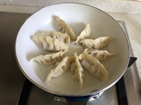 锅中热油，摆入饺子