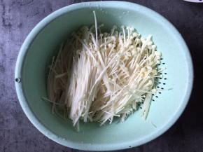 金针菇去蒂洗净