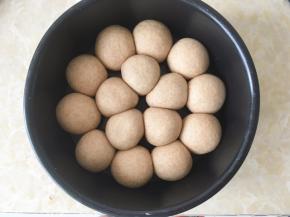 全部做好后，均匀的摆放在模具内，具体可以根据自己喜好来摆，之后盖保鲜膜室温二次发酵，夏天天气热，室温发酵就可以