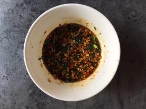 拌入 1 勺酱油、葱花，拌匀成酱汁
