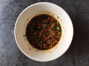 拌入 1 勺酱油、葱花，拌匀成酱汁
