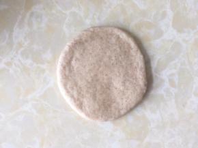 取一份松弛好的面团，擀成圆片