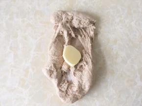 加入盐跟黄油，继续推揉面团，将材料揉均匀