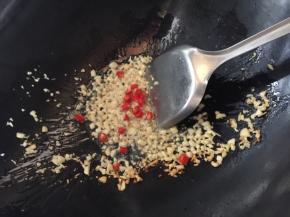 炒锅加热后，倒入食用油，再放入蒜蓉、小米椒爆香后连油汁倒入碗中
